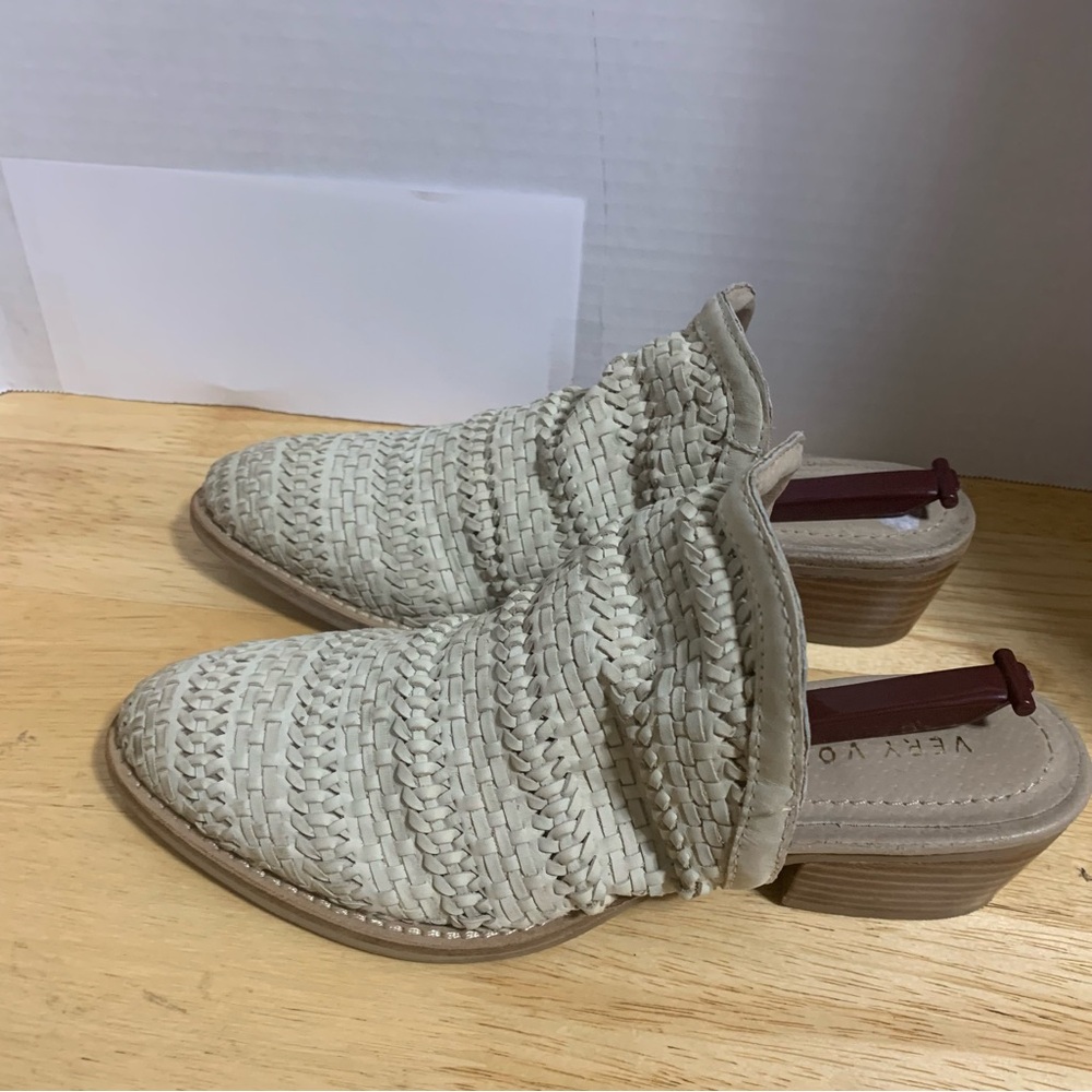 Very Volatile Los angels Women Woven Leather beige slides mules shoes sz 8